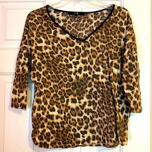 Leopard print v neck shirt 3/4 sleeve